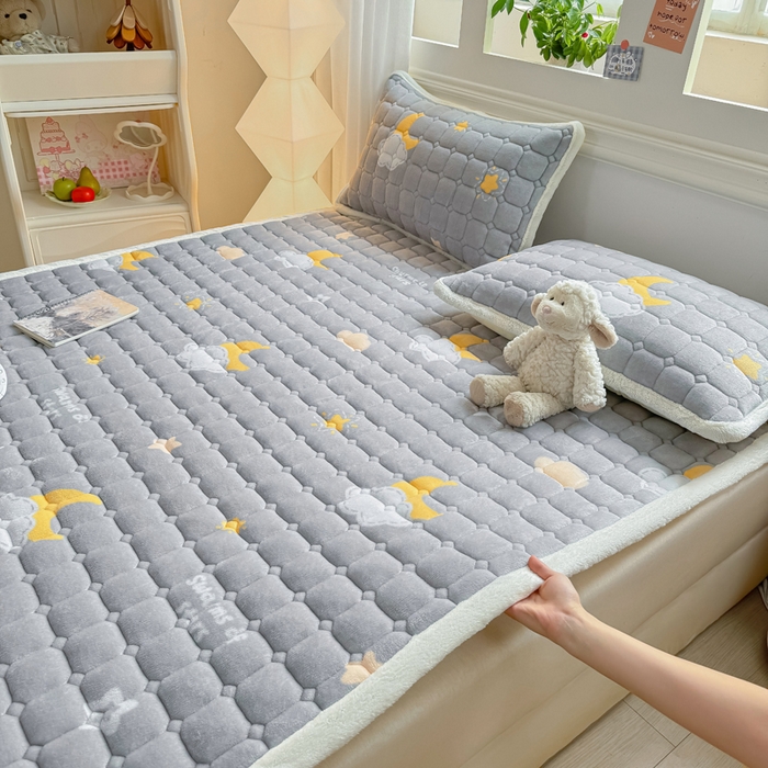 91家纺网 家纺一手货源 找家纺 优品惠 2025新款牛奶绒夹棉床护垫夹棉床褥床盖床单加厚保暖 星月织梦灰