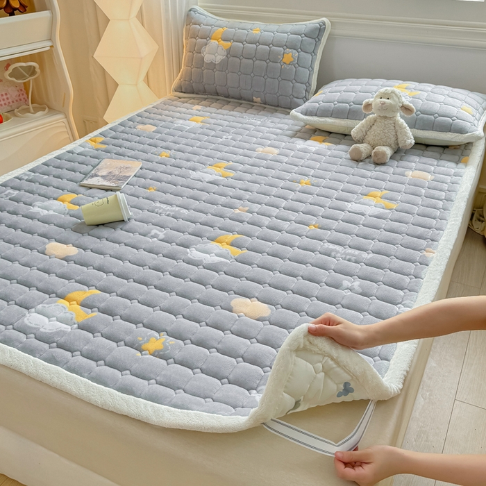 91家纺网 家纺一手货源 找家纺 优品惠 2025新款牛奶绒夹棉床护垫夹棉床褥床盖床单加厚保暖 星月织梦灰