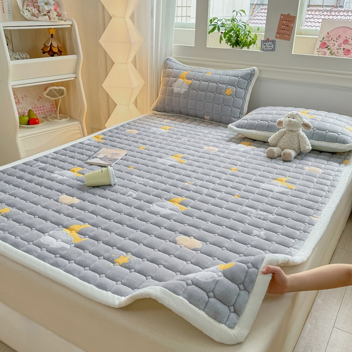 91家纺网 家纺一手货源 找家纺 优品惠 2025新款牛奶绒夹棉床护垫夹棉床褥床盖床单加厚保暖 星月织梦灰