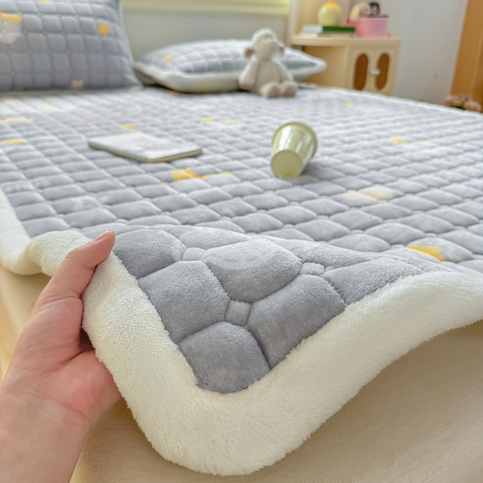 91家纺网 家纺一手货源 找家纺 优品惠 2025新款牛奶绒夹棉床护垫夹棉床褥床盖床单加厚保暖 星月织梦灰