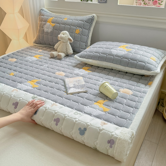 91家纺网 家纺一手货源 找家纺 优品惠 2025新款牛奶绒夹棉床护垫夹棉床褥床盖床单加厚保暖 星月织梦灰