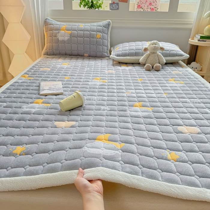 91家纺网 家纺一手货源 找家纺 优品惠 2025新款牛奶绒夹棉床护垫夹棉床褥床盖床单加厚保暖 星月织梦灰