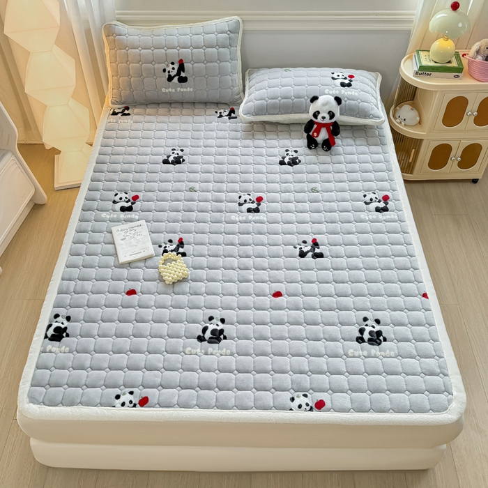 91家纺网 家纺一手货源 找家纺 优品惠 2025新款牛奶绒夹棉床护垫夹棉床褥床盖床单加厚保暖 熊猫灰