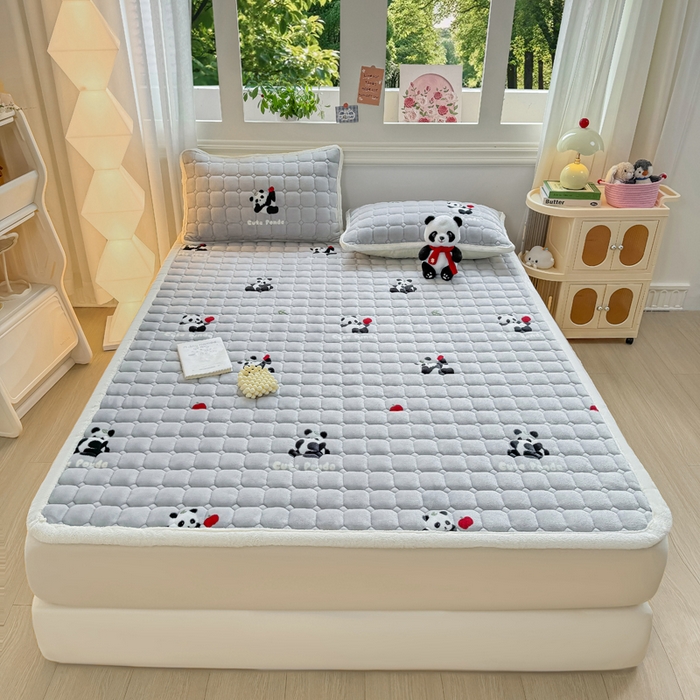 91家纺网 家纺一手货源 找家纺 优品惠 2025新款牛奶绒夹棉床护垫夹棉床褥床盖床单加厚保暖 熊猫灰