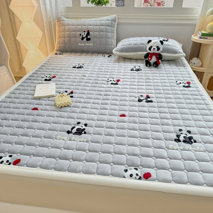 91家纺网 家纺一手货源 找家纺 优品惠 2025新款牛奶绒夹棉床护垫夹棉床褥床盖床单加厚保暖 熊猫灰