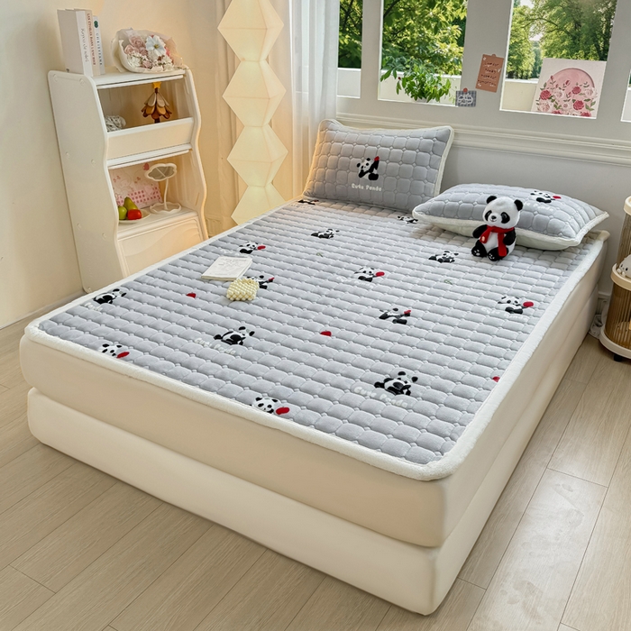 91家纺网 家纺一手货源 找家纺 优品惠 2025新款牛奶绒夹棉床护垫夹棉床褥床盖床单加厚保暖 熊猫灰