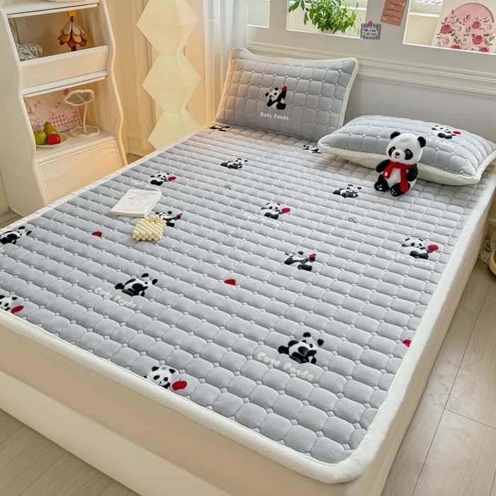 91家纺网 家纺一手货源 找家纺 优品惠 2025新款牛奶绒夹棉床护垫夹棉床褥床盖床单加厚保暖 熊猫灰