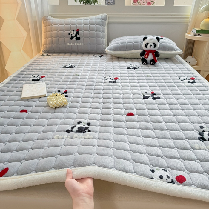 91家纺网 家纺一手货源 找家纺 优品惠 2025新款牛奶绒夹棉床护垫夹棉床褥床盖床单加厚保暖 熊猫灰