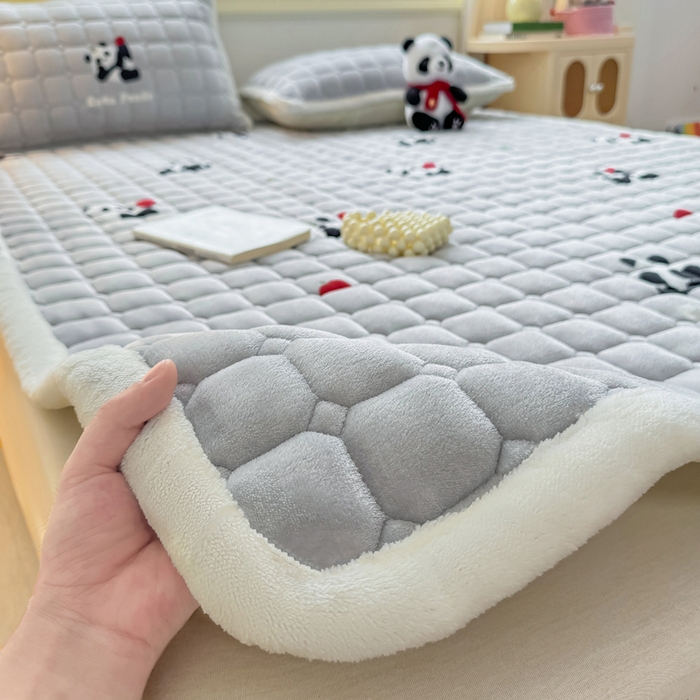 91家纺网 家纺一手货源 找家纺 优品惠 2025新款牛奶绒夹棉床护垫夹棉床褥床盖床单加厚保暖 熊猫灰