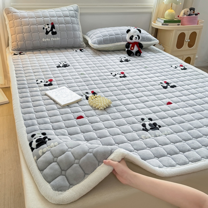 91家纺网 家纺一手货源 找家纺 优品惠 2025新款牛奶绒夹棉床护垫夹棉床褥床盖床单加厚保暖 熊猫灰