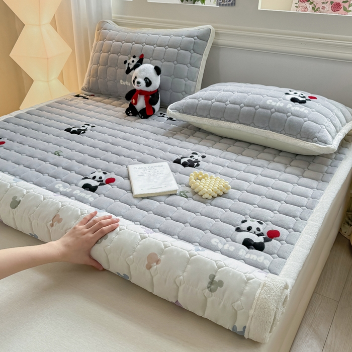 91家纺网 家纺一手货源 找家纺 优品惠 2025新款牛奶绒夹棉床护垫夹棉床褥床盖床单加厚保暖 熊猫灰