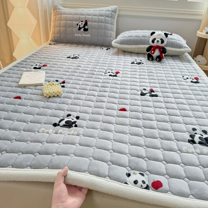 91家纺网 家纺一手货源 找家纺 优品惠 2025新款牛奶绒夹棉床护垫夹棉床褥床盖床单加厚保暖 熊猫灰