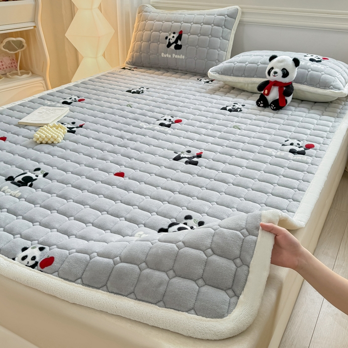 91家纺网 家纺一手货源 找家纺 优品惠 2025新款牛奶绒夹棉床护垫夹棉床褥床盖床单加厚保暖 熊猫灰