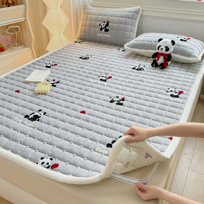 91家纺网 家纺一手货源 找家纺 优品惠 2025新款牛奶绒夹棉床护垫夹棉床褥床盖床单加厚保暖 熊猫灰