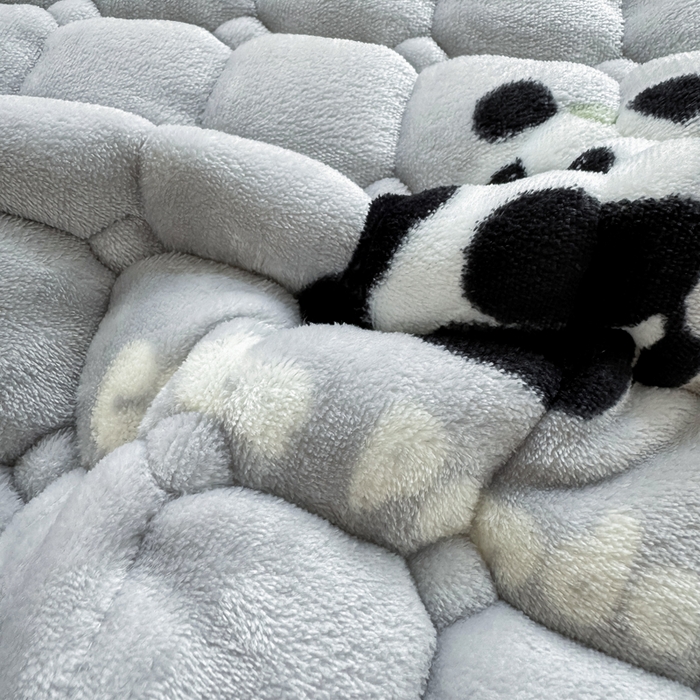 91家纺网 家纺一手货源 找家纺 优品惠 2025新款牛奶绒夹棉床护垫夹棉床褥床盖床单加厚保暖 熊猫灰