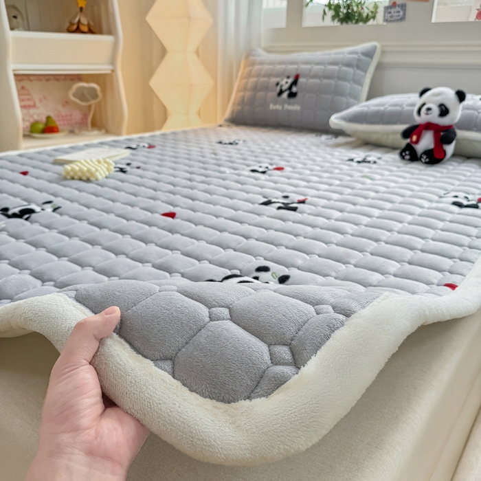 91家纺网 家纺一手货源 找家纺 优品惠 2025新款牛奶绒夹棉床护垫夹棉床褥床盖床单加厚保暖 熊猫灰