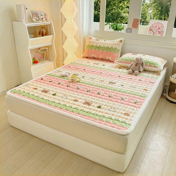 91家纺网 家纺一手货源 找家纺 优品惠 2025新款牛奶绒夹棉床护垫夹棉床褥床盖床单加厚保暖 熊兔花园