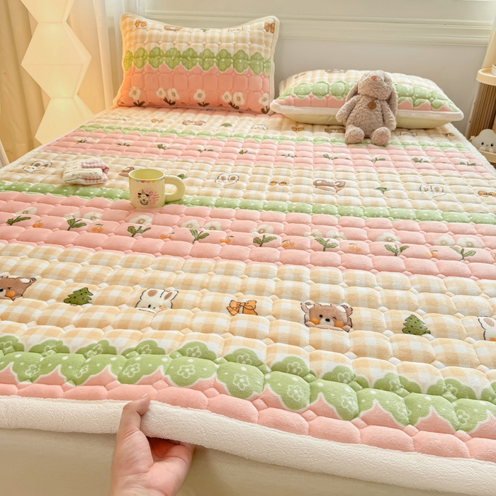 91家纺网 家纺一手货源 找家纺 优品惠 2025新款牛奶绒夹棉床护垫夹棉床褥床盖床单加厚保暖 熊兔花园