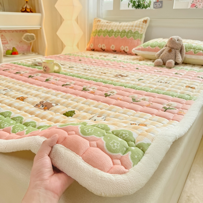 91家纺网 家纺一手货源 找家纺 优品惠 2025新款牛奶绒夹棉床护垫夹棉床褥床盖床单加厚保暖 熊兔花园