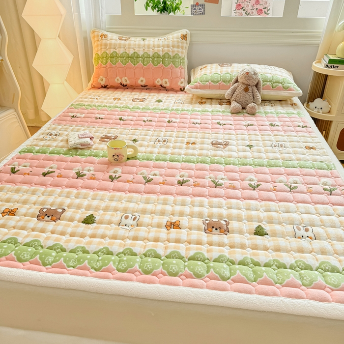 91家纺网 家纺一手货源 找家纺 优品惠 2025新款牛奶绒夹棉床护垫夹棉床褥床盖床单加厚保暖 熊兔花园