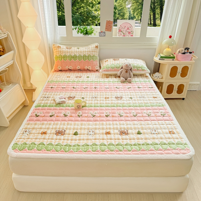 91家纺网 家纺一手货源 找家纺 优品惠 2025新款牛奶绒夹棉床护垫夹棉床褥床盖床单加厚保暖 熊兔花园