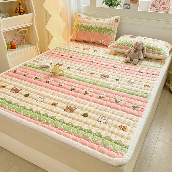 91家纺网 家纺一手货源 找家纺 优品惠 2025新款牛奶绒夹棉床护垫夹棉床褥床盖床单加厚保暖 熊兔花园