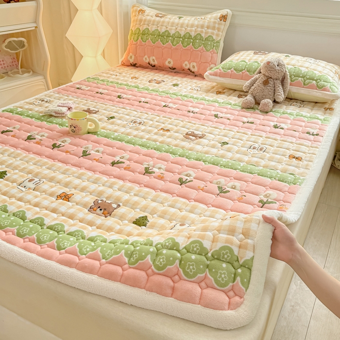 91家纺网 家纺一手货源 找家纺 优品惠 2025新款牛奶绒夹棉床护垫夹棉床褥床盖床单加厚保暖 熊兔花园