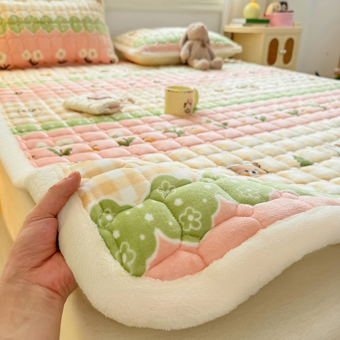 91家纺网 家纺一手货源 找家纺 优品惠 2025新款牛奶绒夹棉床护垫夹棉床褥床盖床单加厚保暖 熊兔花园