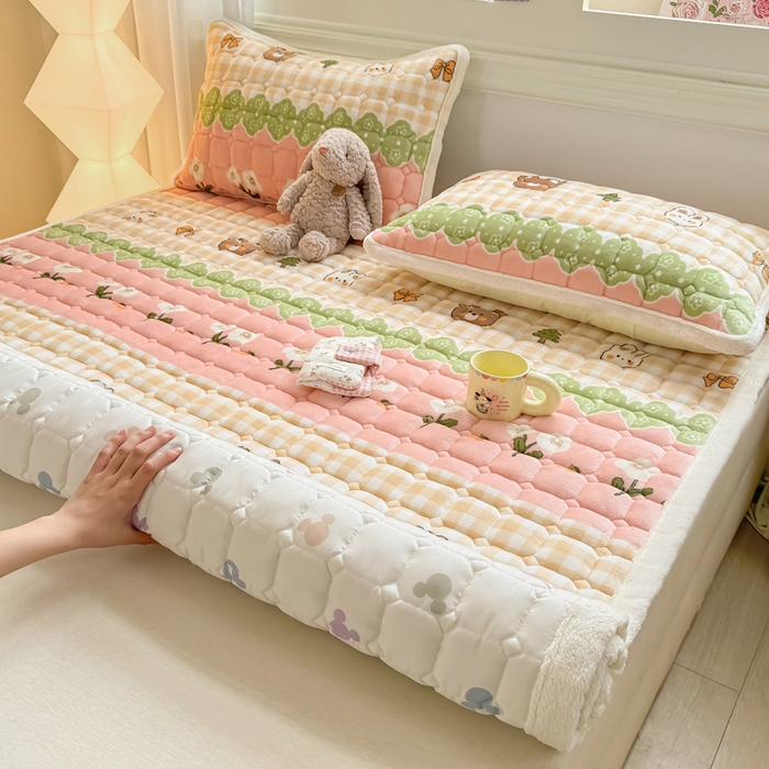 91家纺网 家纺一手货源 找家纺 优品惠 2025新款牛奶绒夹棉床护垫夹棉床褥床盖床单加厚保暖 熊兔花园