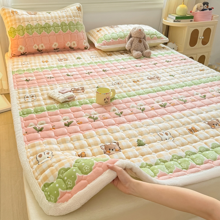 91家纺网 家纺一手货源 找家纺 优品惠 2025新款牛奶绒夹棉床护垫夹棉床褥床盖床单加厚保暖 熊兔花园