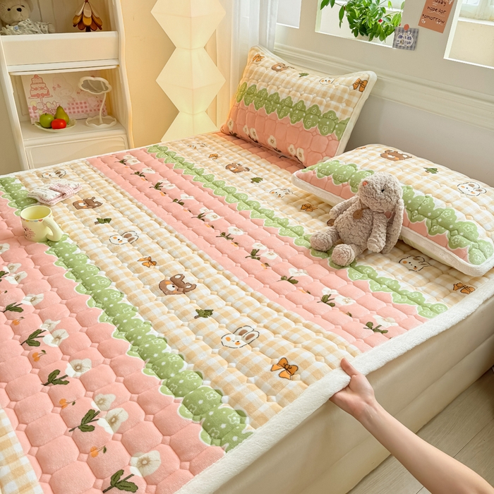 91家纺网 家纺一手货源 找家纺 优品惠 2025新款牛奶绒夹棉床护垫夹棉床褥床盖床单加厚保暖 熊兔花园