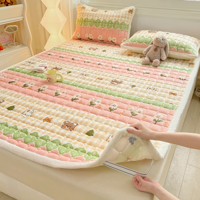 91家纺网 家纺一手货源 找家纺 优品惠 2025新款牛奶绒夹棉床护垫夹棉床褥床盖床单加厚保暖 熊兔花园