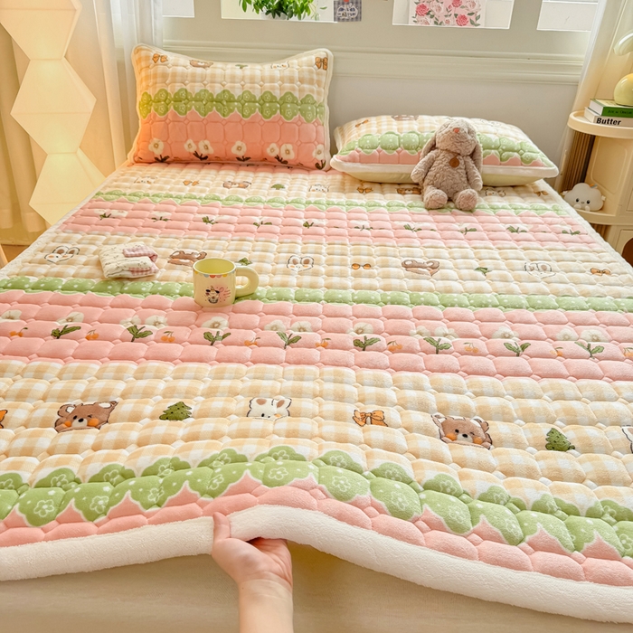 91家纺网 家纺一手货源 找家纺 优品惠 2025新款牛奶绒夹棉床护垫夹棉床褥床盖床单加厚保暖 熊兔花园