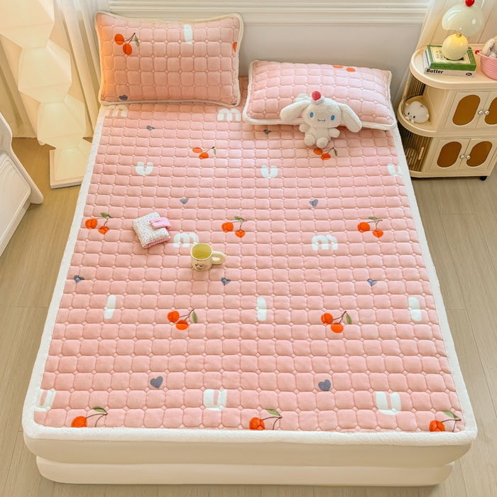 91家纺网 家纺一手货源 找家纺 优品惠 2025新款牛奶绒夹棉床护垫夹棉床褥床盖床单加厚保暖 字母樱桃