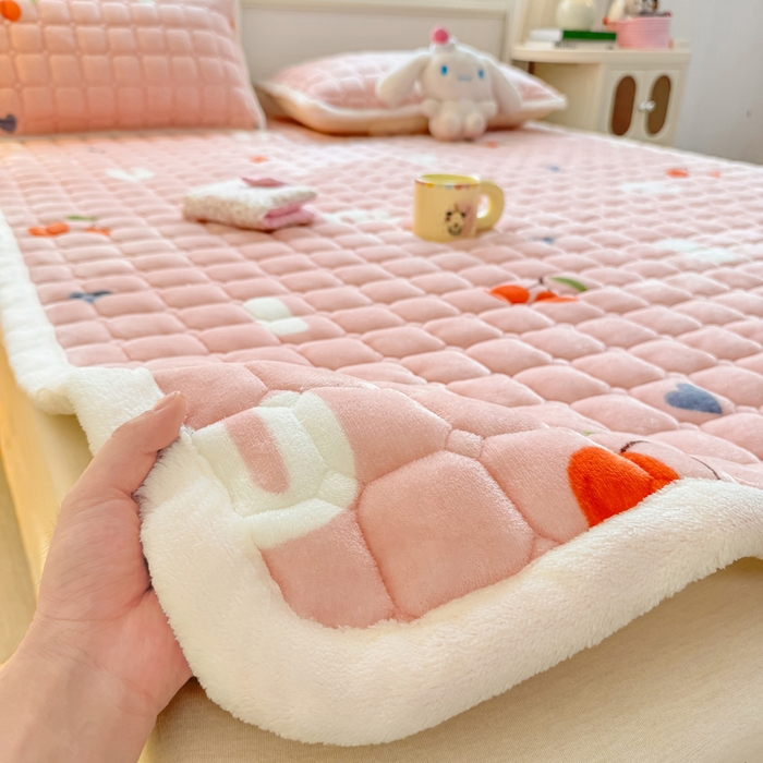 91家纺网 家纺一手货源 找家纺 优品惠 2025新款牛奶绒夹棉床护垫夹棉床褥床盖床单加厚保暖 字母樱桃