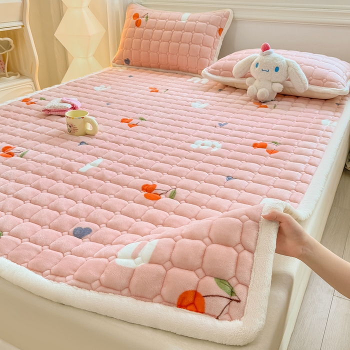 91家纺网 家纺一手货源 找家纺 优品惠 2025新款牛奶绒夹棉床护垫夹棉床褥床盖床单加厚保暖 字母樱桃