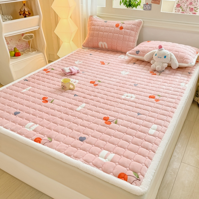 91家纺网 家纺一手货源 找家纺 优品惠 2025新款牛奶绒夹棉床护垫夹棉床褥床盖床单加厚保暖 字母樱桃