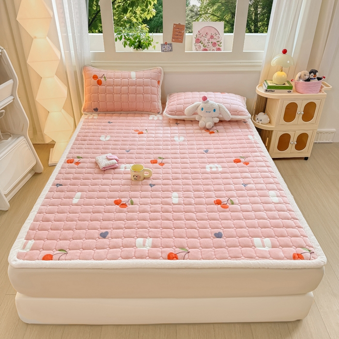 91家纺网 家纺一手货源 找家纺 优品惠 2025新款牛奶绒夹棉床护垫夹棉床褥床盖床单加厚保暖 字母樱桃