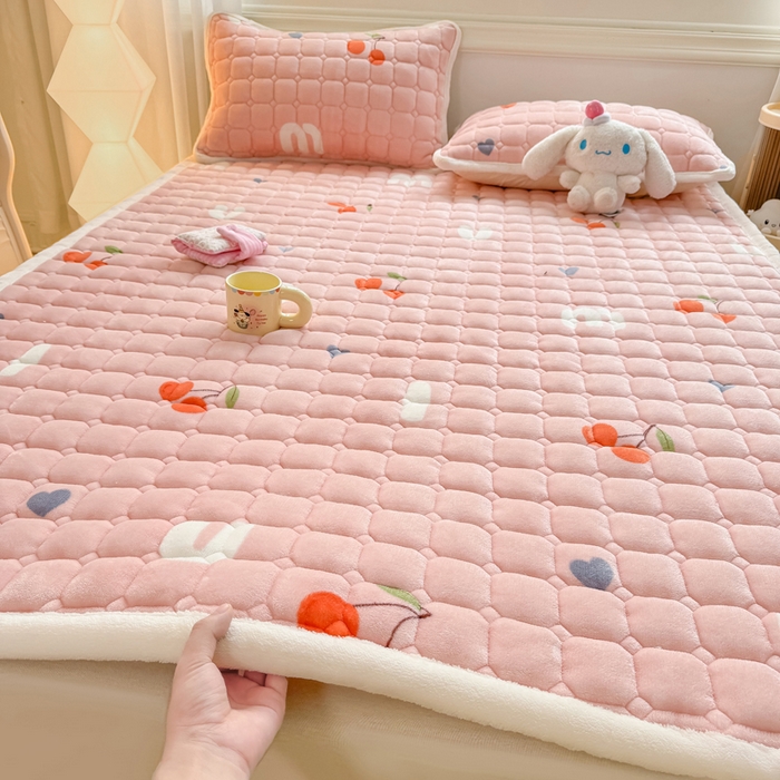 91家纺网 家纺一手货源 找家纺 优品惠 2025新款牛奶绒夹棉床护垫夹棉床褥床盖床单加厚保暖 字母樱桃