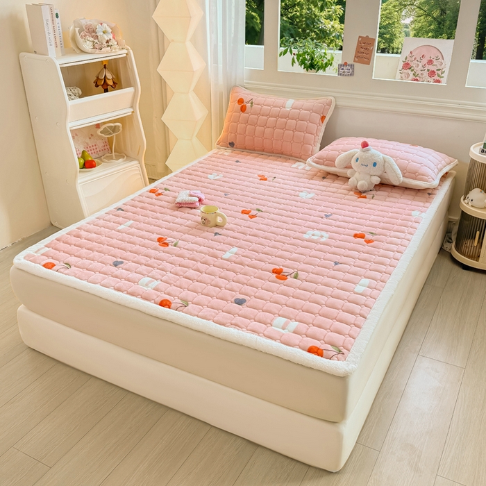 91家纺网 家纺一手货源 找家纺 优品惠 2025新款牛奶绒夹棉床护垫夹棉床褥床盖床单加厚保暖 字母樱桃