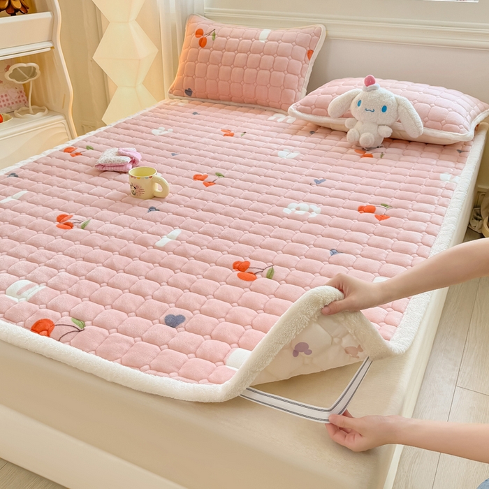 91家纺网 家纺一手货源 找家纺 优品惠 2025新款牛奶绒夹棉床护垫夹棉床褥床盖床单加厚保暖 字母樱桃