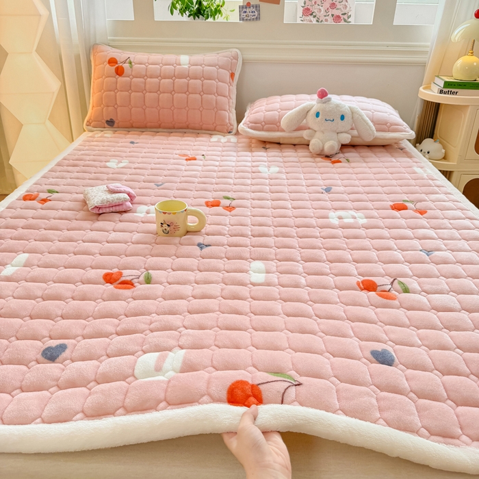 91家纺网 家纺一手货源 找家纺 优品惠 2025新款牛奶绒夹棉床护垫夹棉床褥床盖床单加厚保暖 字母樱桃