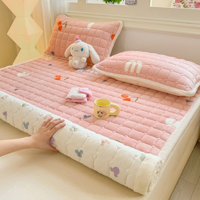 91家纺网 家纺一手货源 找家纺 优品惠 2025新款牛奶绒夹棉床护垫夹棉床褥床盖床单加厚保暖 字母樱桃