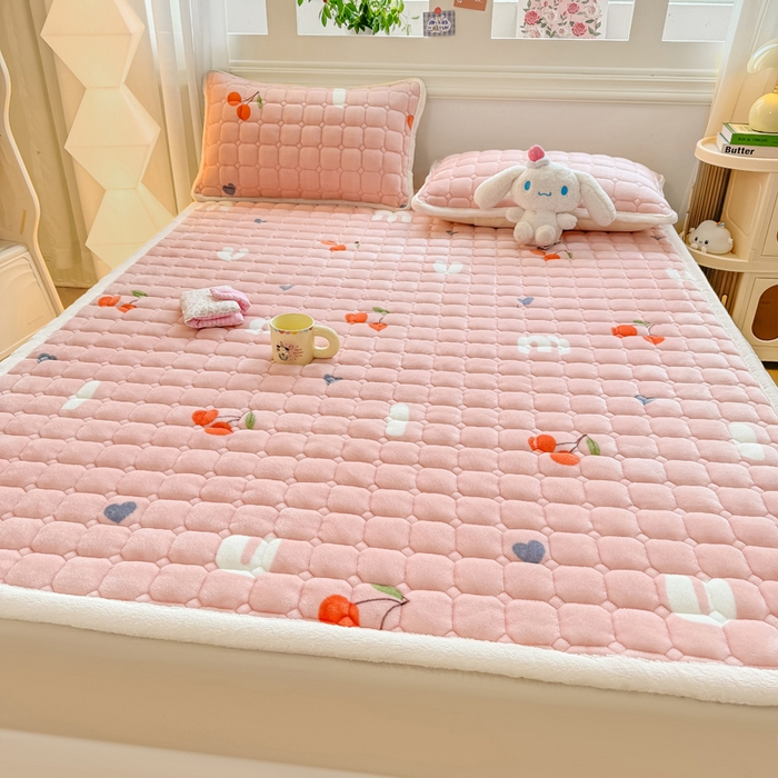 91家纺网 家纺一手货源 找家纺 优品惠 2025新款牛奶绒夹棉床护垫夹棉床褥床盖床单加厚保暖 字母樱桃