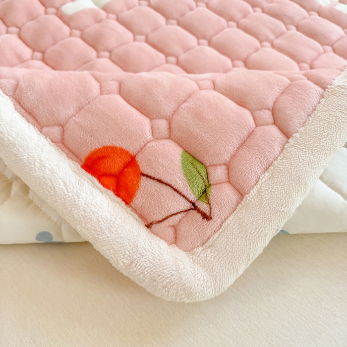 91家纺网 家纺一手货源 找家纺 优品惠 2025新款牛奶绒夹棉床护垫夹棉床褥床盖床单加厚保暖 字母樱桃