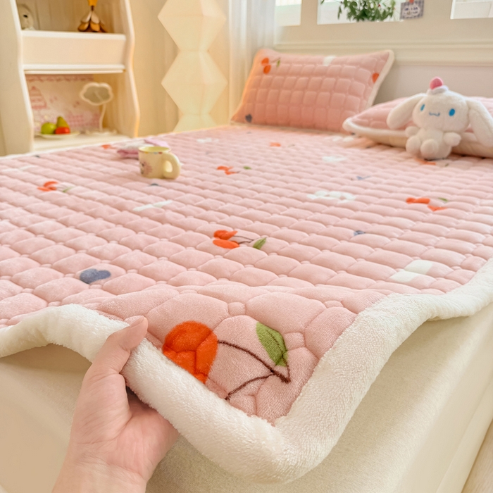 91家纺网 家纺一手货源 找家纺 优品惠 2025新款牛奶绒夹棉床护垫夹棉床褥床盖床单加厚保暖 字母樱桃