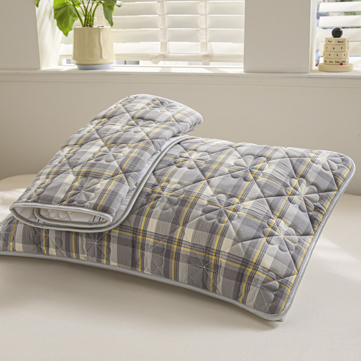 91家纺网 家纺一手货源 找家纺 芬晴家纺 2025新款A类全棉格子枕套枕巾系列 枕巾-简夕灰 50*80cm枕巾一只