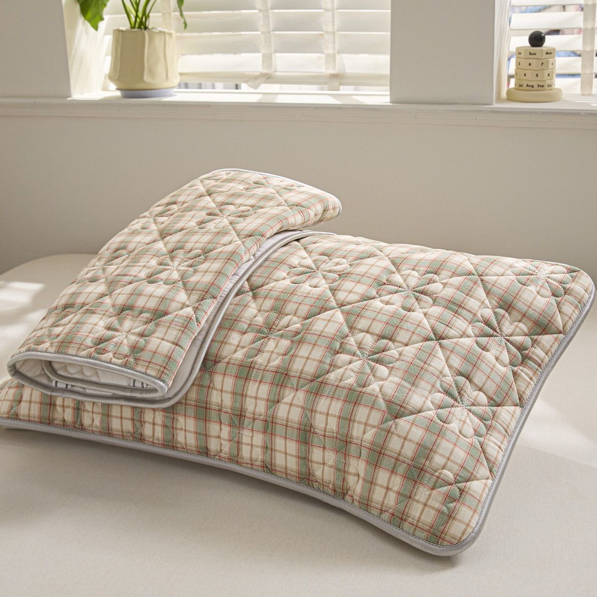 91家纺网 家纺一手货源 找家纺 芬晴家纺 2025新款A类全棉格子枕套枕巾系列 枕巾-梦语-绿 50*80cm枕巾一对