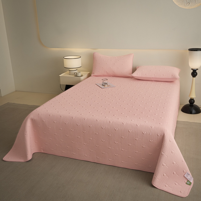 91家纺网 家纺一手货源 找家纺 芬晴家纺 2025新款A类全棉水洗棉床盖-心欢系列-遇见系列 心欢-嫩粉