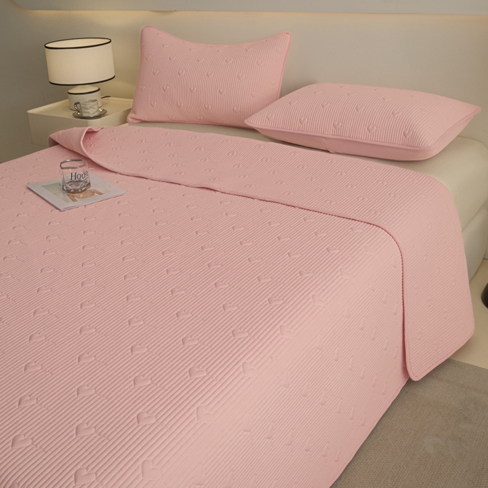 91家纺网 家纺一手货源 找家纺 芬晴家纺 2025新款A类全棉水洗棉床盖-心欢系列-遇见系列 心欢-嫩粉